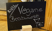 Neu: Vegane Bratwurst (©Foto: Martin Schmitz)